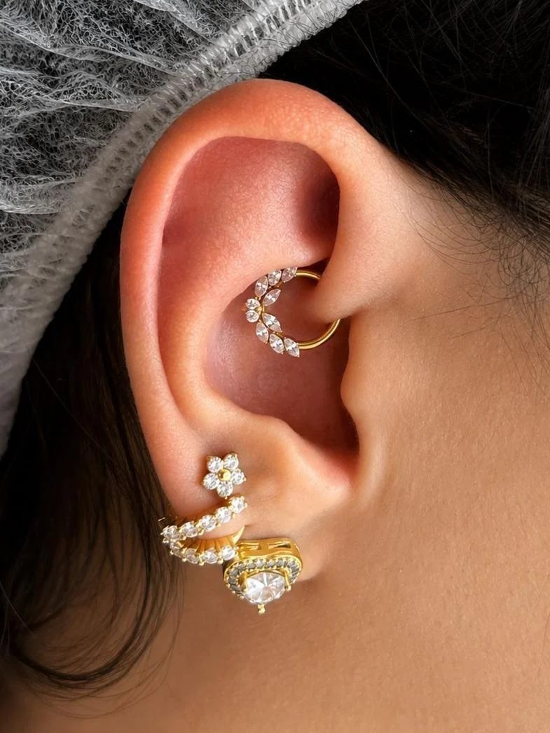Orelha com piercing daith dourado