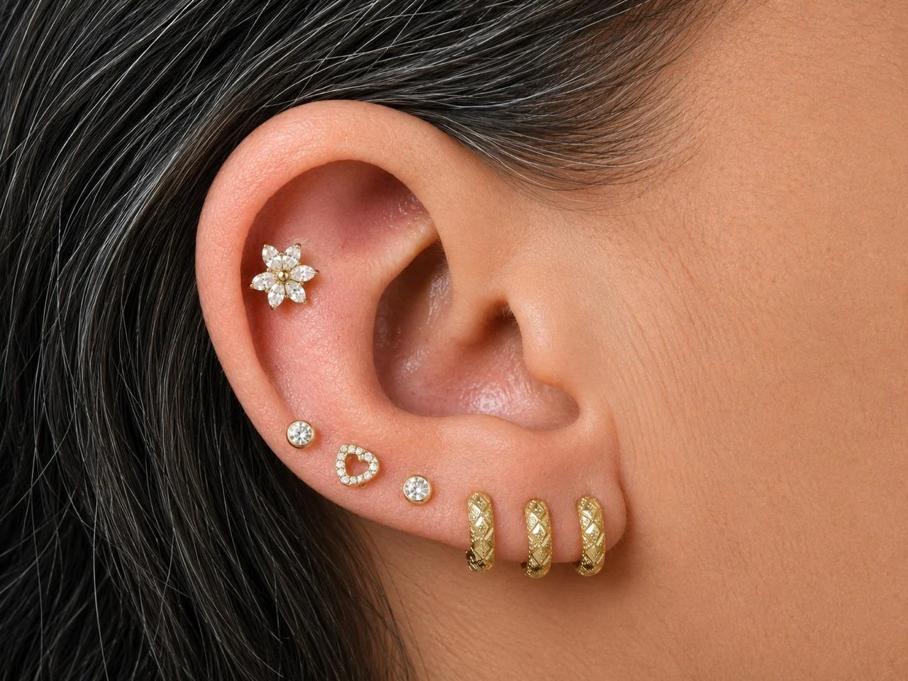 Helix com flor e argolas texturizadas douradas