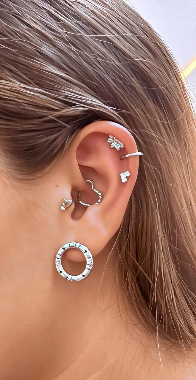 Composição prateada com coração no daith