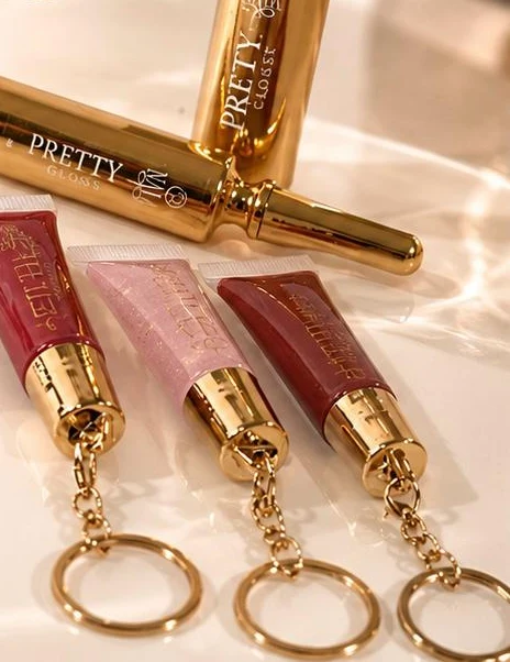 Pretty Gloss com chaveiros dourados